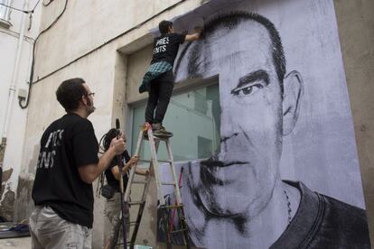 Miembros de la compañía Dani Pannullo interviniendo en un pared de Tàrrega.