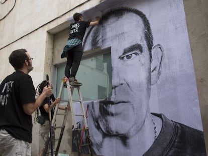 Miembros de la compa&ntilde;&iacute;a Dani Pannullo interviniendo en un pared de T&agrave;rrega.