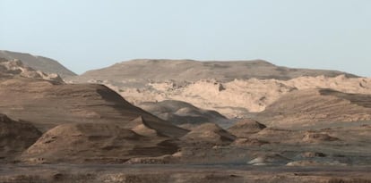 Aeolis Mons estaba ya muy cerca, a sólo 3 kilómetros. Desde esta distancia se podían apreciar las diferentes tonalidades del paisaje, debidas a la distinta composición de cada uno de los grupos de colinas: óxidos de hierro, arcillas, sulfatos y otros minerales formados cuando Gale albergaba gran cantidad de agua.