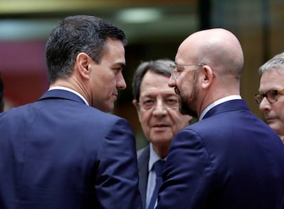 El presidente del Gobierno español, Pedro Sánchez, el presidente de la República de Chipre, Nicos Anastasiades, y el presidente del Consejo Europeo, Charles Michel, en Bruselas.