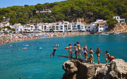 Bañistas en la playa de Tamariu, en Girona.