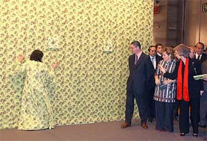 La reina Sofía conversa con la ministra del Cultura Pilar del Castillo (en el centro), y el alcalde de Madrid, Alberto Ruiz Gallardón (a la izquierda), durante la inauguración de Arco.