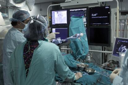 Operación por endoscopia de una válvula cardiaca en el Hospital Clínico de Madrid.