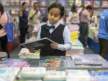 Un niño observaba los libros en el pabellón infantil de la Feria Internacioan del Libro de Guadalajara (México), el pasado diciembre.