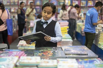 Un niño observaba los libros en el pabellón infantil de la Feria Internacioan del Libro de Guadalajara (México), el pasado diciembre.