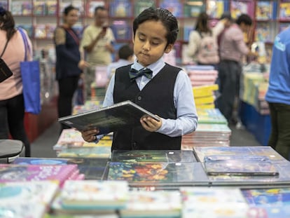 Un niño observaba los libros en el pabellón infantil de la Feria Internacioan del Libro de Guadalajara (México), el pasado diciembre.