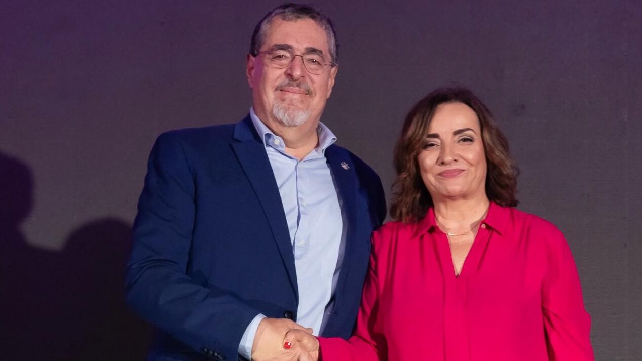 Bernardo Arévalo y Pepa Bueno, en el festival Centroamérica Cuenta, en Guatemala, este sábado.