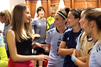 La princesa Leonor habla con algunas de las jugadoras de la selección española de fútbol momentos antes de un partido celebrado entre las selecciones de Dinamarca y España en Londres (Reino Unido), el 16 de julio de 2022. 