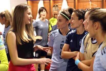 La princesa Leonor habla con algunas de las jugadoras de la selección española de fútbol momentos antes de un partido celebrado entre las selecciones de Dinamarca y España en Londres (Reino Unido), el 16 de julio de 2022.