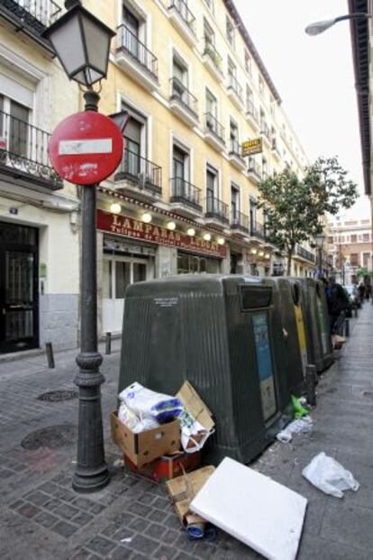 Basura acumulada en la calle Puebla.