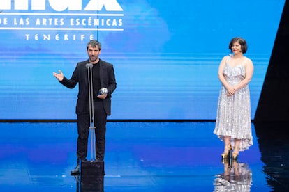 Iñaki Rikarte, con el premio Max a la mejor dirección de escena por 'Forever'.