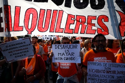 Varios carteles por el derecho a una vivienda digna y contra los caseros, inmobiliarias y los desahucios, durante la manifestación en el centro de Madrid.