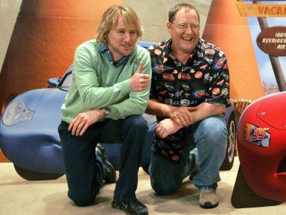 El director John Lasseter y el actor Owen Wilson  posan junto a una r&eacute;plica de Lightning McQueen, a quien pone voz Wilson, el coche protagonista de la pel&iacute;cula de la factor&iacute;a Disney-Pixar, &#039;Cars&#039;.