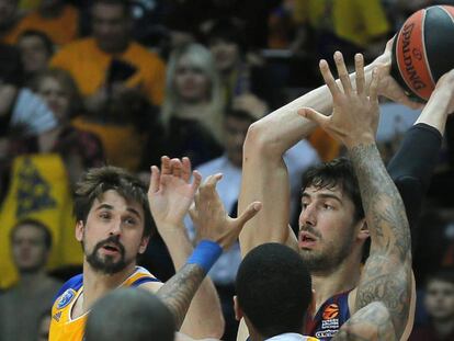 Tomic, con el bal&oacute;n, presionado por Shved.