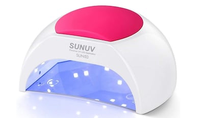 Este modelo de lámpara de uñas portátil Sunuv es ideal para usar por adolescentes y tiene cuatro modos de tiempo.