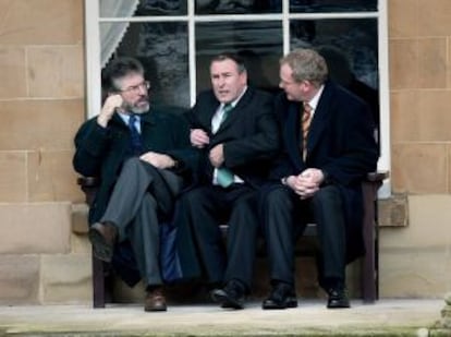 De izquierda a derecha, Gerry Adams, Mitchel McLaughlin y Martin McGuinness en 2003.