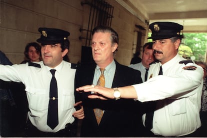 Rafael Medina, duque de Feria, momentos antes de declarar ante el titular del Juzgado de Instrucción número 1 de Sevilla, quien tramitaba una demanda de su exmujer, Naty Abascal, para que le fuera retirada la custodia de sus dos hijos. Fotografía tomada en Sevilla, el 27 de mayo de 1993.