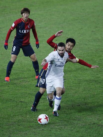 El jugador del Real Madrid Daniel Carvajal controla el balón.