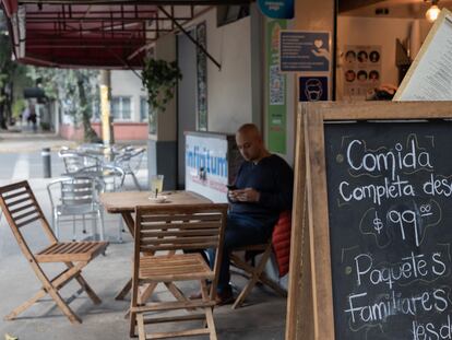 Exterior de un restaurante en Ciudad de México, con el menú expuesto en la entrada.