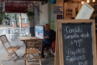 Exterior de un restaurante en Ciudad de México, con el menú expuesto en la entrada.