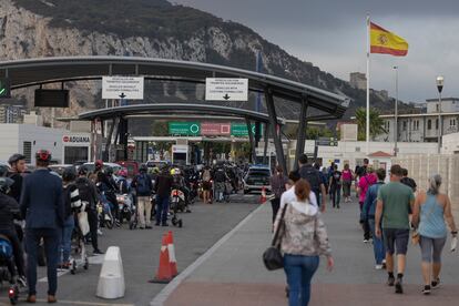 Viandantes en el paso fronterizo entre España y Gibraltar, este jueves.