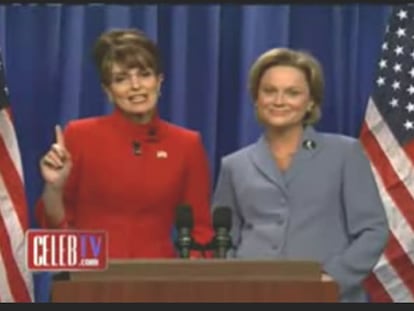 Las actrices Tina Fey y Amy Poehler como Sarah Palin y Hillary Clinton.