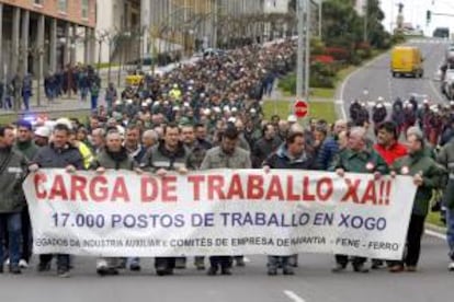 Trabajadores de los astilleros públicos de la ría de Ferrol reclamando carga de trabajo para frenar los despidos. EFE/Archivo