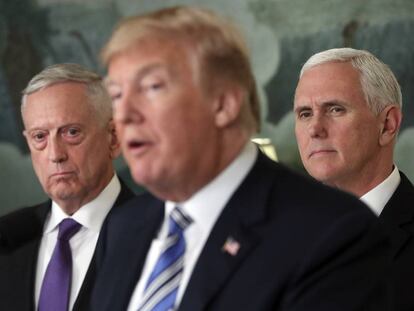 De izquierda a derecha, el jefe del Pentágono, Jim Mattis; Donald Trump y el vicepresidente, Mike Pence, este viernes.