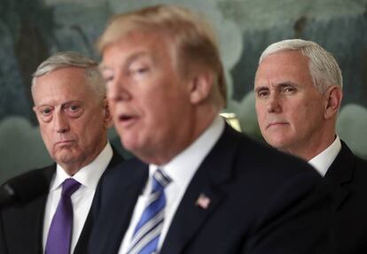 De izquierda a derecha, el jefe del Pentágono, Jim Mattis; Donald Trump y el vicepresidente, Mike Pence, este viernes.