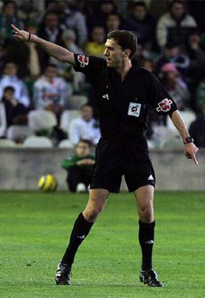 El árbitro Ayza y, al fondo, junto a un balón, un recogepelotas.