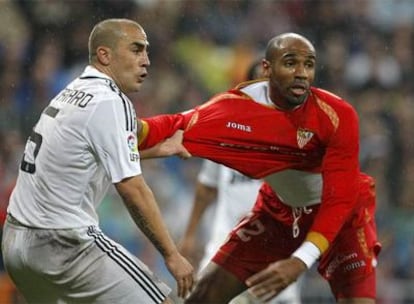 Cannavaro agarra de la camiseta a Kanouté.