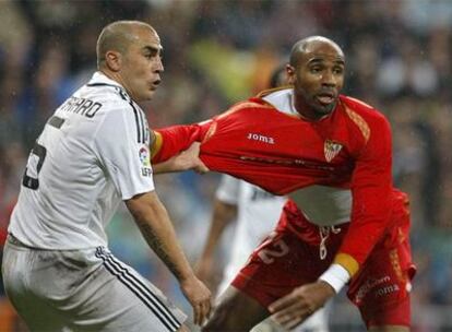 Cannavaro agarra de la camiseta a Kanouté.