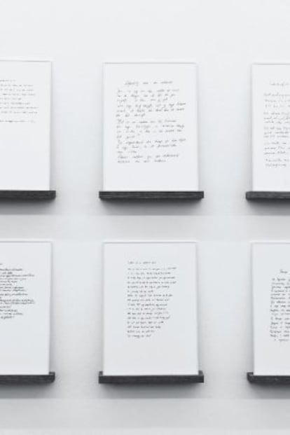 'Lettre d’amour à personne inconnue', de 2014. 18 cartas manuscritas, papel, tinta, cristal, madera.