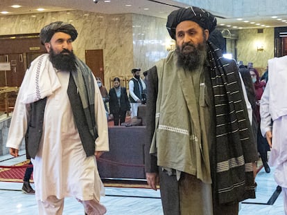Abdulghani Baradar (centro), líder político de los talibanes, en una conferencia de paz afgana en Moscú, el 18 de marzo de 2021.