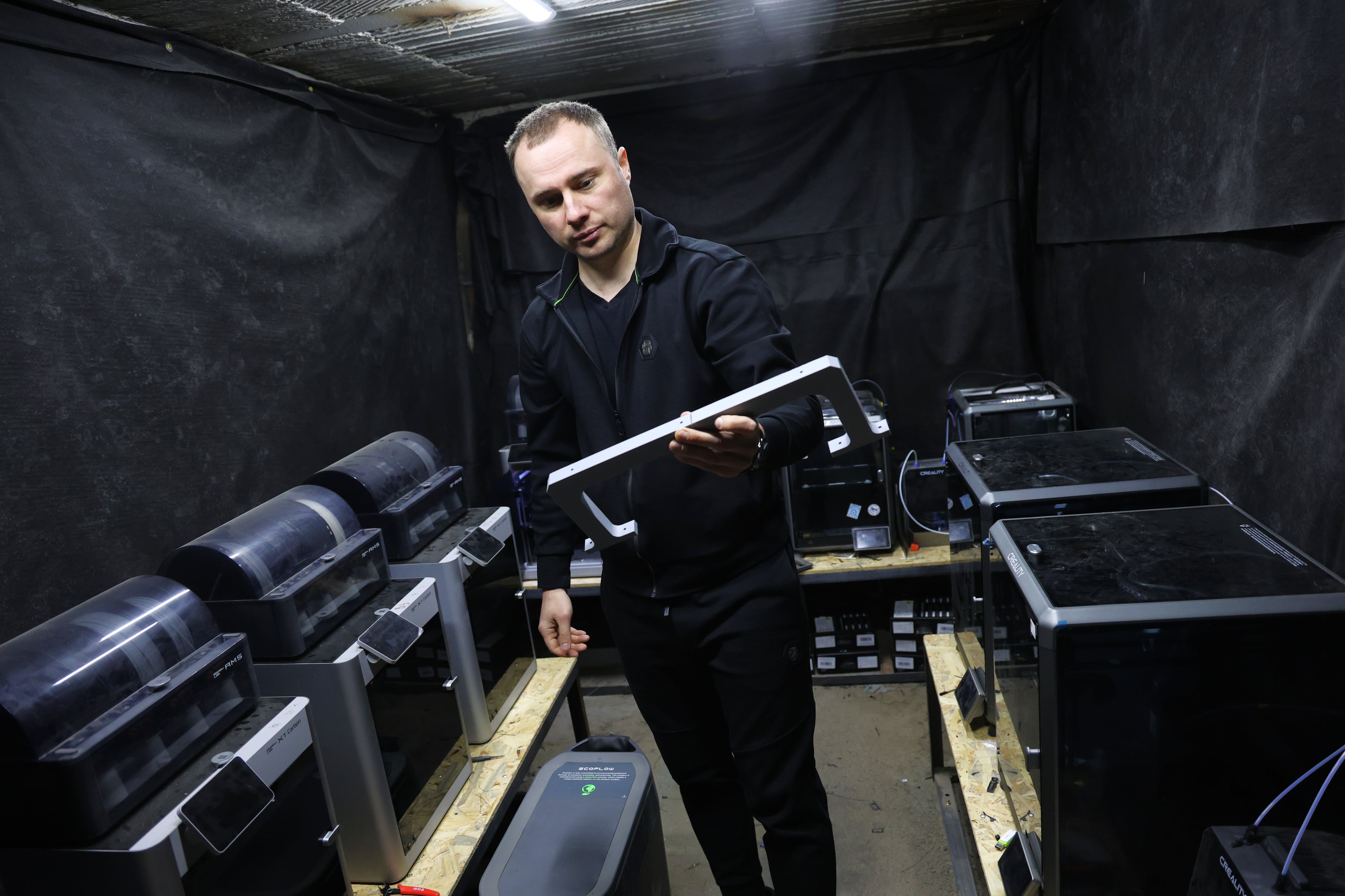 Andrey Kibenok muestra una de las piezas realizadas con impresoras 3D para, una vez ensambladas, formar sistemas antidrones.