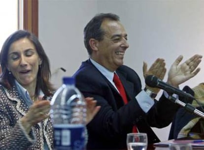Antolínez, con su compañera de partido Susana González, tras ganar la moción de censura en enero.