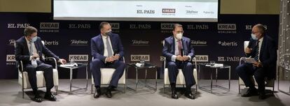 De izquierda a derecha, Josu Jon Imaz, consejero delegado de Repsol; José Aljaro, consejero delegado de Abertis; Antonio Llardén, presidente de Enagás, y Miguel Jiménez, subdirector del área de Economía y Trabajo de EL PAÍS.