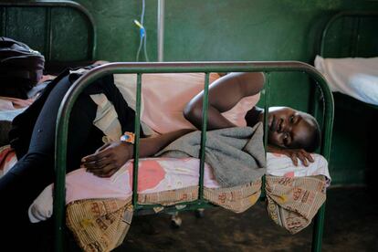 El éxito reciente de la lucha contra la malaria ha demostrado que la prevención funciona. En la imagen, una paciente descansa tras ser dada de alta en un centro de salud en Uganda.