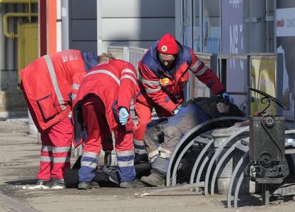 Los servicios de emergencia recogen el cuerpo sin vida de un trabajador municipal que ha muerto durante un ataque ruso en Járkov.