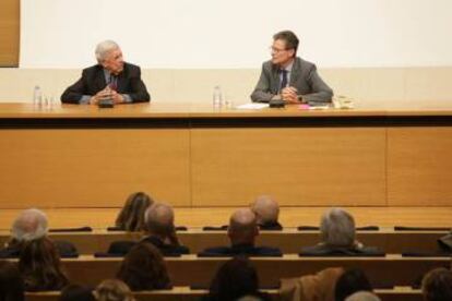 Mario Vargas Llosa y Antoine Compagnon, en el Coll&egrave;ge de France.