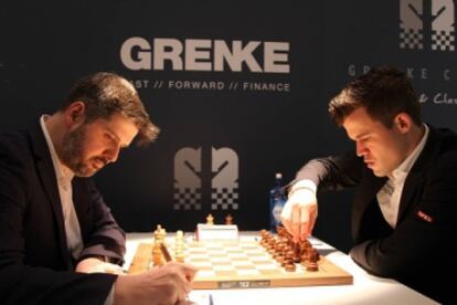 Carlsen, a la derecha, frente al octacampeón de Rusia, Péter Svidler, el domingo pasado en la penúltima ronda del torneo Grenke, en Baden-Baden