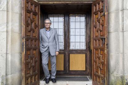 Emilio P&eacute;rez Touri&ntilde;o, en una entrada del Hostal dos Reis Cat&oacute;licos.