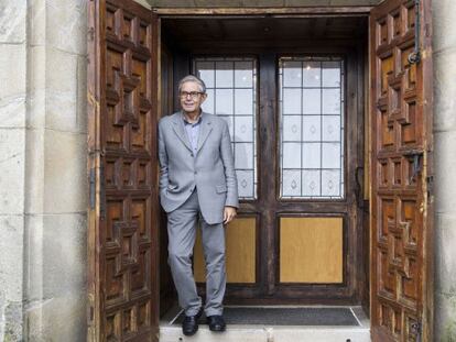 Emilio P&eacute;rez Touri&ntilde;o, en una entrada del Hostal dos Reis Cat&oacute;licos.