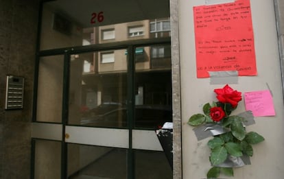 Detalle de la fachada del edificio número 26 de la calle O'Donell de Reus donde los vecinos han colgado flores y escritos en recuerdo de la mujer asesinada por su pareja.