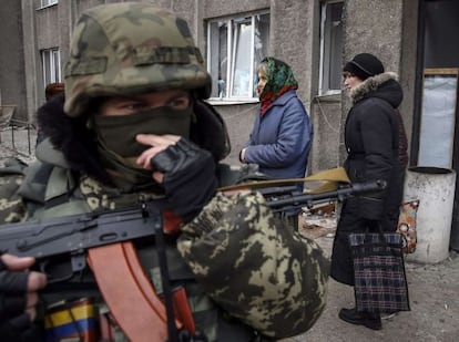 Vizinhos de Debaltseve, localidade atingida pela guerra no leste da Ucrânia.