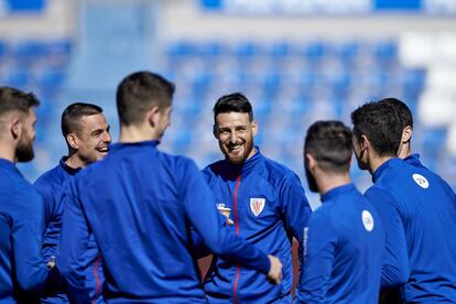 Aritz Aduriz podría contar a los más jóvenes de ese corrillo que lo mejor en la carrera de un futbolista a veces llega pasados los treinta. Argumentos no le faltarían: podría aludir al extraordinario tanto de chilena que le marcó al FC Barcelona, con 39 años, a los cinco que le endosó en una noche al Genk, con casi 36, o recordar cuando se convirtió a los 35 y 275 días en el jugador más veterano en marcar con la selección española. Cualquier anécdota del máximo goleador del Athletic Club en el siglo XXI, forzado a un adiós prematuro en mayo por una lesión en la cadera, sería válida para sostener la gran lección que dejó al mundo del fútbol: no hay edad que no sea buena para triunfar.