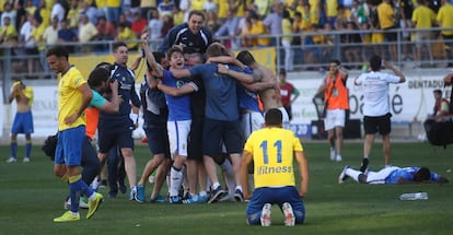 Los jugadores del Oviedo celebran el ascenso.