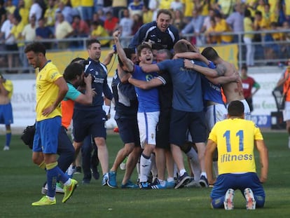 Los jugadores del Oviedo celebran el ascenso.