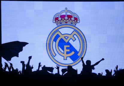 La afición del Real Madrid festeja el trofeo de Copa del Rey conseguido por su equipo.