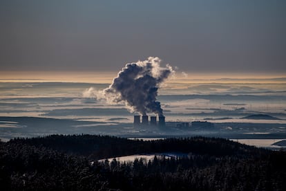 Chimeneas de la central eléctrica de carbón de Tusimice, en la República Checa, el 14 de febrero.